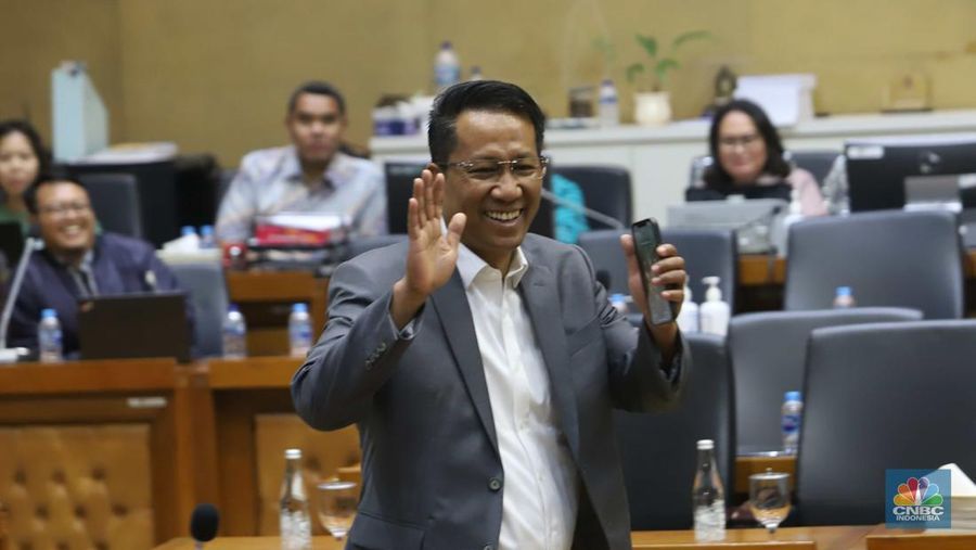 Menteri Hukum dan HAM Supratman Andi Agtas saat mengikuti rapat pembahasan RUU Pilkada dengan Badan Legislassi DPR RI di Kompleks Parlemen, Senayan, Jakarta, Rabu (21/8/2024). (CNBC Indonesia/Muhammad Sabki)