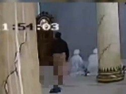 Bejat! Pria di Bojonegoro Telanjang-Lecehkan Wanita Salat di Masjid