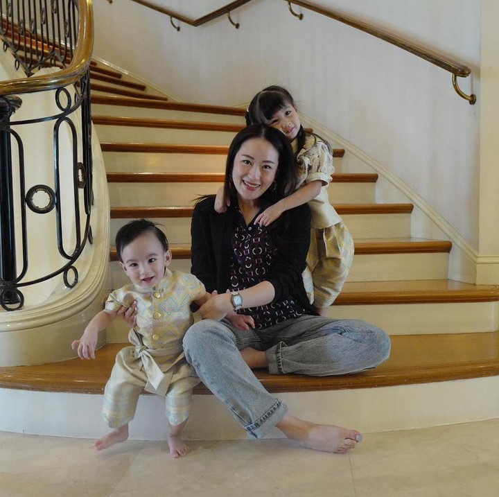 <p>Menjadi Bunda yang sibuk bekerja, Paetongtarn Shinawatra juga kerap merasa <em>mellow</em> ketika harus meninggalkan kedua anaknya di rumah. (Foto: Instagram @ingshin21)</p>
