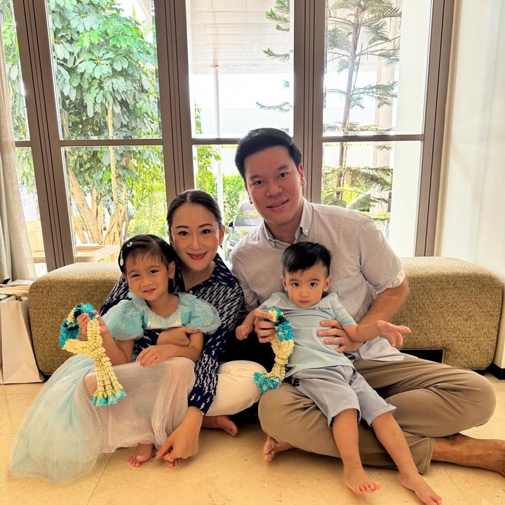 <p>Di balik kesibukannya di dunia politik, Paetongtarn Shinawatra menjalani peran sebagai istri dan Bunda dua anak, lho. (Foto: Instagram @ingshin21)</p>