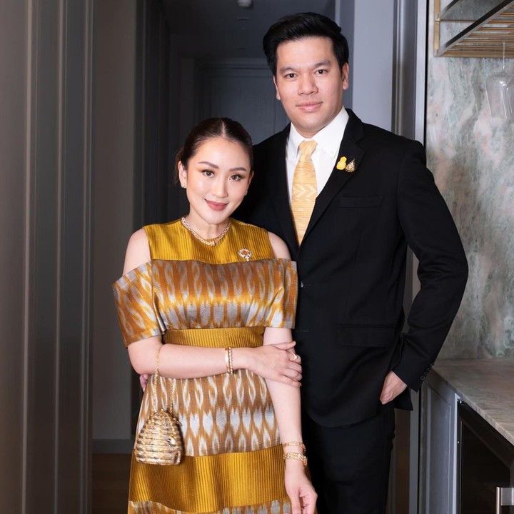 <p>Paetongtarn Shinawatra diketahui menikah dengan pria bernama Pitaka Suksawat pada 2019. Keduanya membangun rumah tangga yang harmonis hingga dikaruniai sepasang anak laki-laki dan perempuan. (Foto: Instagram @ingshin21)</p>