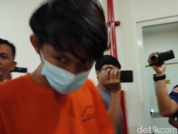Potret Pemuda Penganiaya Pacar Kini Berbaju Tahanan, Tangan Diborgol