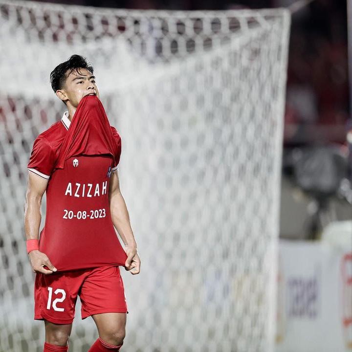 <p>Setelah berhasil mencetak gol, Arhan berlari sambil mengangkat bagian depan jersey merah putihnya. Ia memperlihatkan nama sang istri dan tanggal pernikahan mereka. (Foto: Instagram@pratamaarhan8)</p>