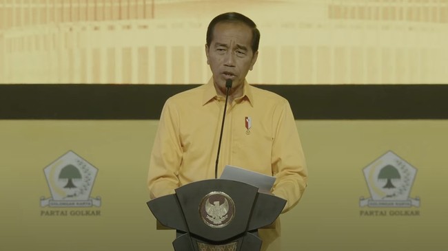 Presiden Jokowi menyebut putusan MK mengenai syarat pencalonan kepala wilayah menimbulkan polemik di media sosial dan media massa.