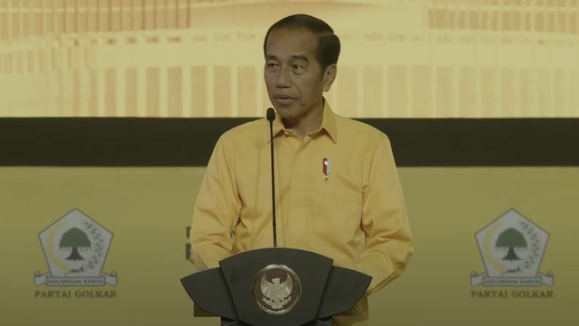 Saat menghadiri Munas XI Partai Golkar, Jokowi memuji eksistensi partai tersebut dan mengaku nyaman berada di bawah pohon beringin nan jadi lambang Golkar.