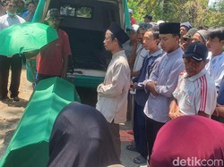 Jenazah Bu Karni Dimakamkan Tanpa Separuh Tubuhnya yang Hilang