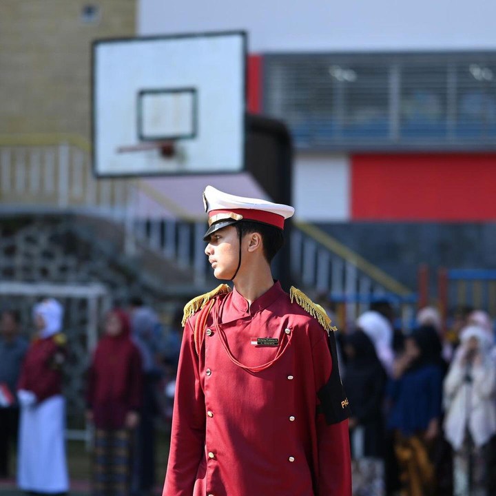 <p><em>Postingan</em> itu juga langsung ramai komentar netizen yang menyebut bakat sang Ayah menurun ke anak laki-lakinya ini. "Bakat menurun ke anak ya pak," tulis akun <em>@rizkiyan****.</em> "Bapaknya nurun ke anak JALUR LANGIT antrian e panjang gak yoo," tulis akun <em>@dininuraen****.</em> (Foto: Instagram@bintangpratamakurniawan)</p>