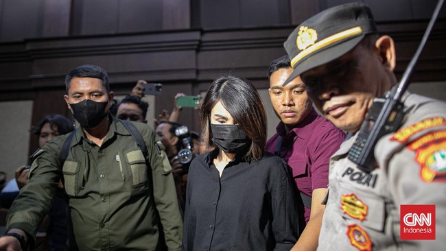 Crazy Rich PIK Helena Lim didakwa membantu perwakilan dari PT Refined Bangka Tin Harvey Moeis untuk menampung duit diduga hasil tindak pidana korupsi timah.