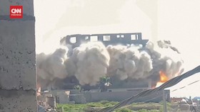 VIDEO: Momen Serangan Udara Israel Hancurkan Hotel Kota Gaza
