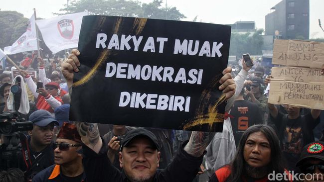 Update #KawalPutusanMK: Pengesahan RUU Pilkada Batal-159 Demonstran Ditangkap