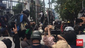 Massa Merangsek Masuk DPR, Polisi Bertameng Bentuk Barikade