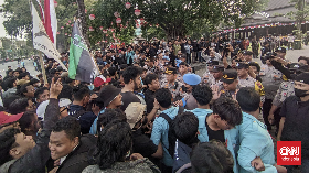 Demo Darurat Indonesia di Solo, Massa Saling Dorong dengan Polisi