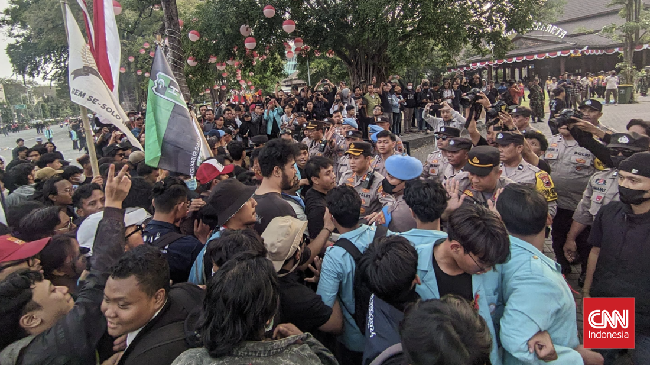 Aksi demonstrasi di Kota Solo, Kamis (22/8) diwarnai tindakan saling sorong antara mahasiswa dan polisi di Gerbang Utara Balai Kota Solo, Jawa Tengah.