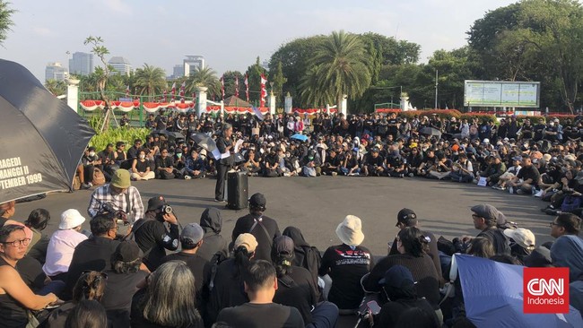 Demonstrasi Kamisan Kembali Menggema di Depan Istana, Sorot Dugaan Pelanggaran Kemanusiaan di Era Jokowi