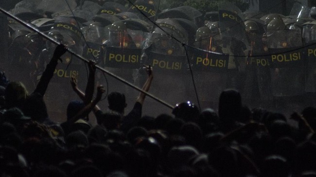 Demo mahasiswa di Gedung DPRD Jabar berhujung ricuh pada Kamis (22/8). Seorang mahasiswa, Andi Andriana terluka parah pada mata kirinya.