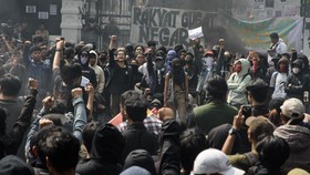 Demo di DPRD Jabar Ricuh, Diwarnai Lemparan Botol hingga Gas Air Mata