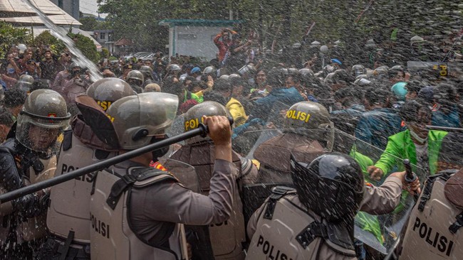 Ribuan personel campuran dikerahkan untuk mengamankan tindakan demo protes DPR RI dan Presiden Jokowi hari ini, Jumat (23/8).