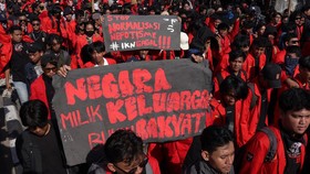 FOTO: Aksi Demo Peringatan Darurat di Berbagai Daerah Indonesia