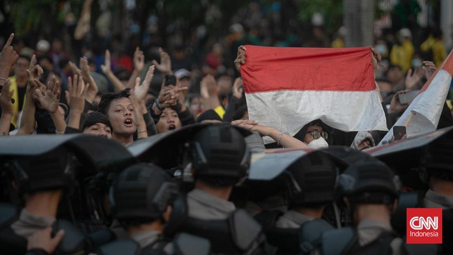 Polisi menyatakan ratusan orang nan ditangkap saat demo di DPR telah mengganggu ketertiban, melakukan perusakan hingga tindakan kekerasan.