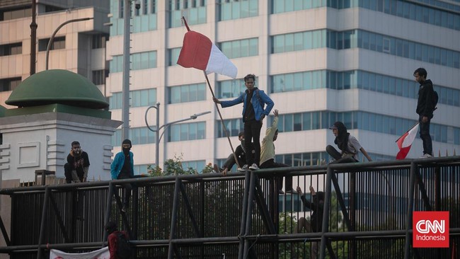 Tim Advokasi Untuk Demokrasi (TAUD) menerima laporan sebanyak 20 orang ditangkap dalam demo penolakan RUU Pilkada di depan gedung DPR, Jakarta, Kamis (22/8).