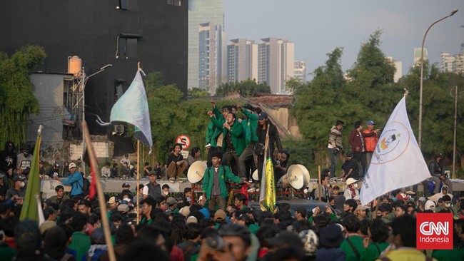 Sebanyak 4.716 personel campuran dikerahkan untuk mengamankan tindakan unjuk rasa di sekitar gedung DPR dan instansi KPU, Jakarta, Senin (26/8) ini.