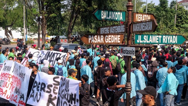 Ratusan mahasiswa di Solo menuntut Jokowi mundur dari kedudukan Presiden lantaran dianggap sebagai awal dari segala persoalan di Indonesia.