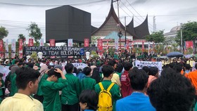 Massa Mahasiswa dan Aktivis Demo RUU Pilkada di DPRD Sumbar
