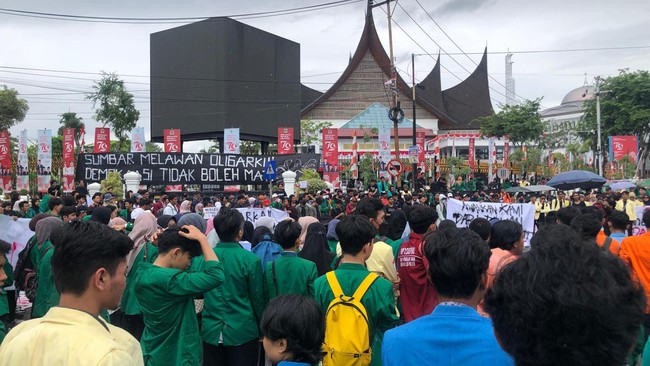 Ratusan pedemo nan terdiri dari massa aktivis sipil, akademisi, hingga mahasiswa melakukan tindakan Demo Darurat di Gedung DPRD Sumabr.