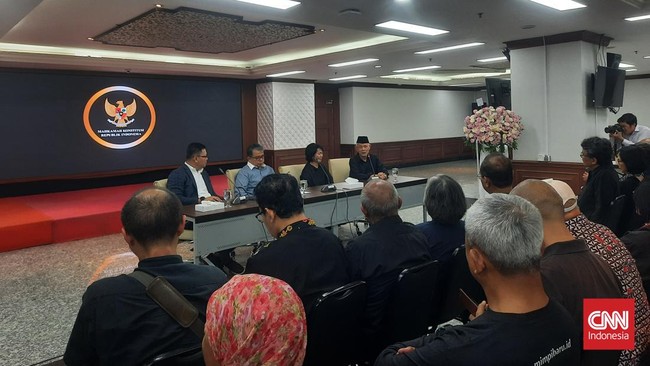 Pakar Hukum Tata Negara UGM Zainal Arifin Mochtar mengapresiasi putusan MK No. 60 dan 70 terkait syarat pencalonan Pilkada 2024.