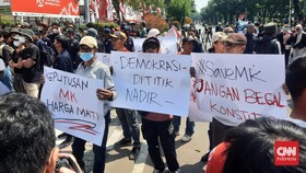 Lautan Massa Gelar Aksi 'Selamatkan Demokrasi' di Mahkamah Konstitusi