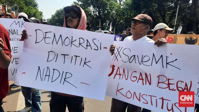 Massa tindakan demo darurat Indonesia nan menolak RUU Pilkada kompak menyanyikan lagu milik Iwan Fals 'Surat Buat Wakil Rakyat' di depan Gedung DPR, Kamis (22/8).