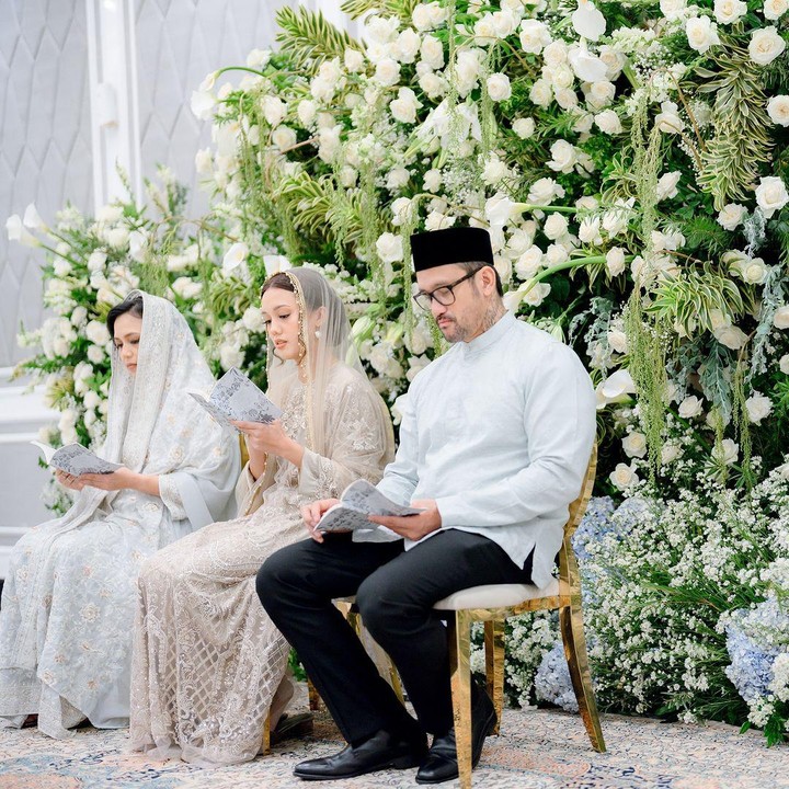 <p>Sebelum acara pengajian, Nabila sempat membagikan potret lamaran yang dilakukan kekasihnya Muhammad Ivan. Tora Sudiro juga membagikan momen tersebut, Bunda. "Sangat bahagia untukmu Kakak Bilaa," tulisnya di Instagram, beberapa waktu lalu. (Foto: Instagram @t_orasudi_ro)</p>