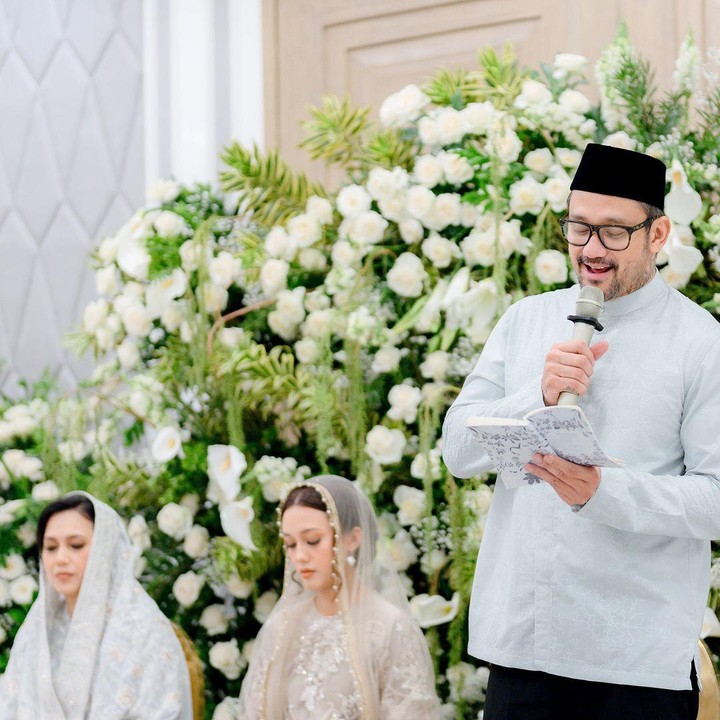 <p>Acara pengajian yang digelar tertutup ini juga dihadiri oleh mantan istri Tora Sudiro yang juga ibunda Nabila, Anggi Kadiman. Perlu diketahui, Tora Sudiro dan Anggi resmi bercerai pada 2009. (Foto: Instagram @t_orasudi_ro)</p>