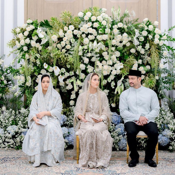 <p>Anak pertama Tora Sudiro, Azzahra Nabila Sudiro, sebentar lagi akan melepas masa lajang. Jelang pernikahan sang putri, Tora Sudiro dan keluarga besarnya mengadakan pengajian, Bunda. (Foto: Instagram @t_orasudi_ro)</p>