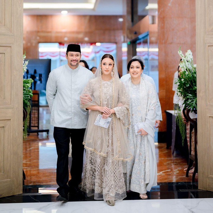 <p>Saat memasuki ruang acara, Tora Sudiro dan Anggi Kadiman juga kompak menggandeng Nabila. Keduanya tampak tersenyum semringah dan bahagia saat mendampingi sang putri jelang menikah dengan lelaki pilihannya. (Foto: Instagram @t_orasudi_ro)</p>