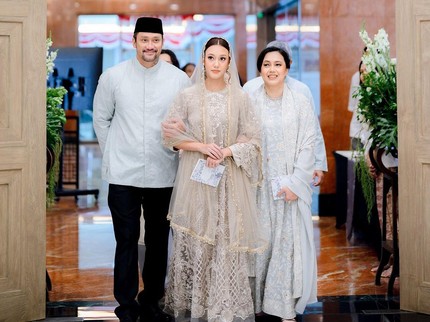 7 Potret Tora Sudiro dan Anggi Kadiman Kompak Dampingi Sang Putri di Pengajian Jelang Nikah