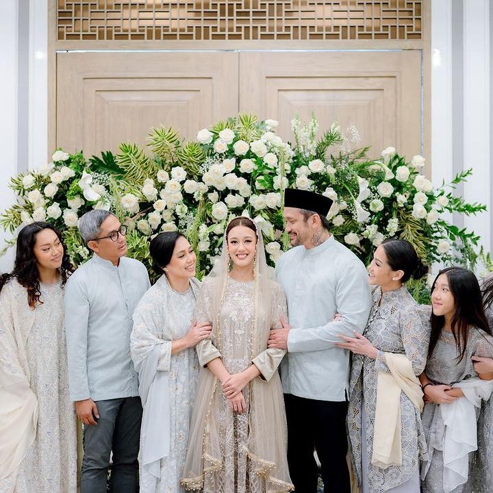 <p>Acara pengajian ini menjadi momen spesial untuk keluarga Tora Sudiro dan Anggi Kadiman. Pasalnya, mantan suami istri ini datang ke acara tersebut bersama pasangan mereka masing-masing. Banyak netizen memuji hubungan Tora Sudiro dan mantan istrinya yang masih harmonis meski sudah bercerai. (Foto: Instagram @t_orasudi_ro)</p>