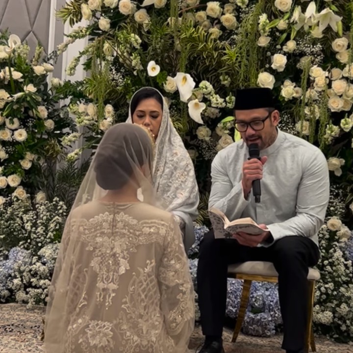 <p>Dalam satu momen, Tora Sudiro terlihat memberikan wejangan pada sang putri yang akan menikah. Pria 51 tahun ini sempat berhenti bicara lantaran tak kuasa menahan tangisnya. Sementara itu, Anggi Kadiman yang duduk di sebelahnya sudah menitikkan air mata. (Foto: Instagram @t_orasudi_ro)</p>