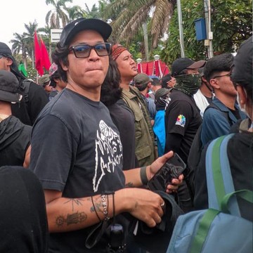 #KawalPutusanMK, Baskara Putra Ajak para Musisi Pakai Visual 'Peringatan Darurat' saat Manggung