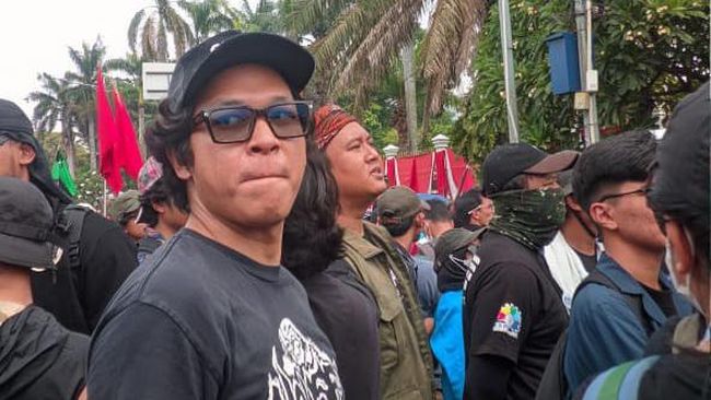 #KawalPutusanMK, Baskara Putra Ajak para Musisi Pakai Visual Peringatan Darurat saat Manggung