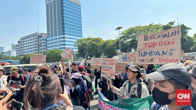 Sejumlah massa dari beragam komponen mulai berdatangan ke depan Gedung DPR RI, Jakarta. Proses mengepung DPR dimulai.