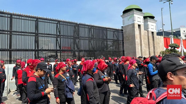 Kepolisian menutup ruas jalan di depan Gedung DPR imbas tindakan demo panggilan darurat Indonesia nan menolak pengesahan RUU Pilkada pada Kamis (22/8).