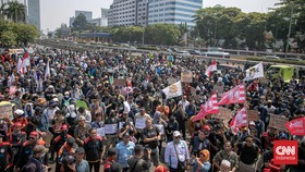 Aksi Darurat Indonesia Memanas, Massa Panjat Pagar DPR dan Bakar Ban