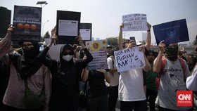 Sudah 3 Jam Demo Tolak RUU Pilkada, Massa Masih Berdatangan ke DPR