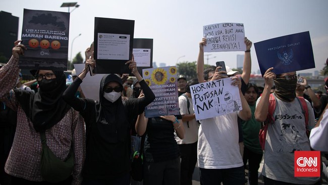 Massa tindakan dari beragam komponen tetap terus berdatangan ke depan Gedung DPR, Jakarta, untuk menolak pengesahan revisi UU Pilkada.