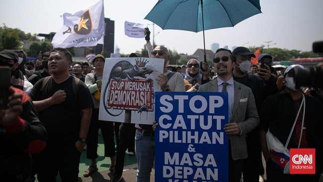 Demonstran menakut-nakuti bakal tindakan nan lebih besar lagi jika RUU Pilkada nan mengabaikan putusan MK tetap disahkan DPR RI.