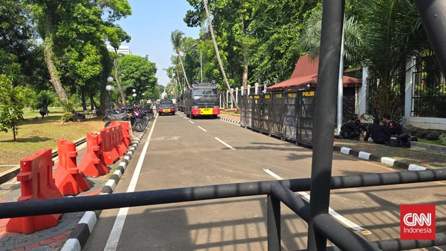 Kepolisian turut mengerahkan barracuda dan water cannon di Kompleks DPR RI menjelang tindakan unjuk rasa penolakan RUU Pilkada pada Kamis (22/8) hari ini.