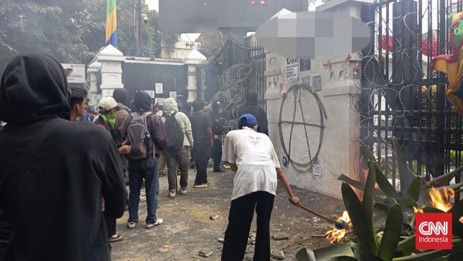 demo darurat massa tindakan mahasiswa hingga para aktivis di depan DPRD Jawa Barat, Kota Bandung, diwarnai lempar batu hingga molotov, Kamis (22/8) petang