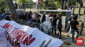 Demo Kawal Putusan MK, Massa Mahasiswa Jebol Pagar DPRD Sulsel