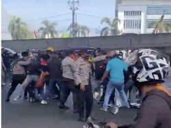 Mahasiswa di Makassar Demo Tolak RUU Pilkada, Bakar Ban-Cekcok dengan Polisi